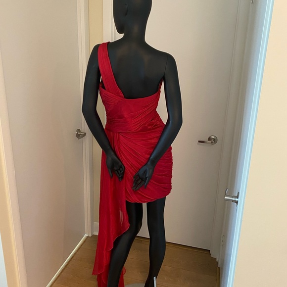 Elegant One-shoulder dress with side tail - Picture 8 of 8